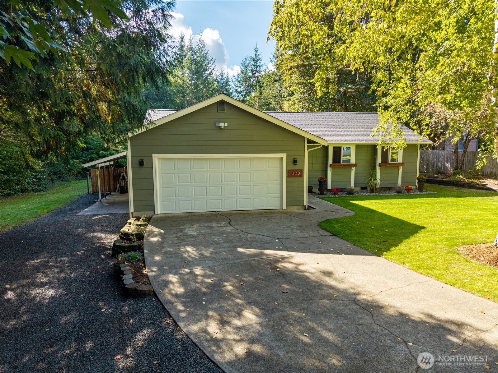 320 Se Shadowood Drive Property Photo 2
