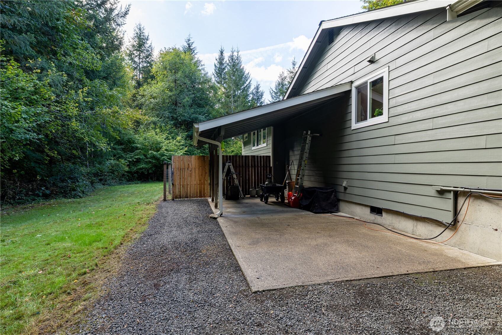 320 Se Shadowood Drive Property Photo 5