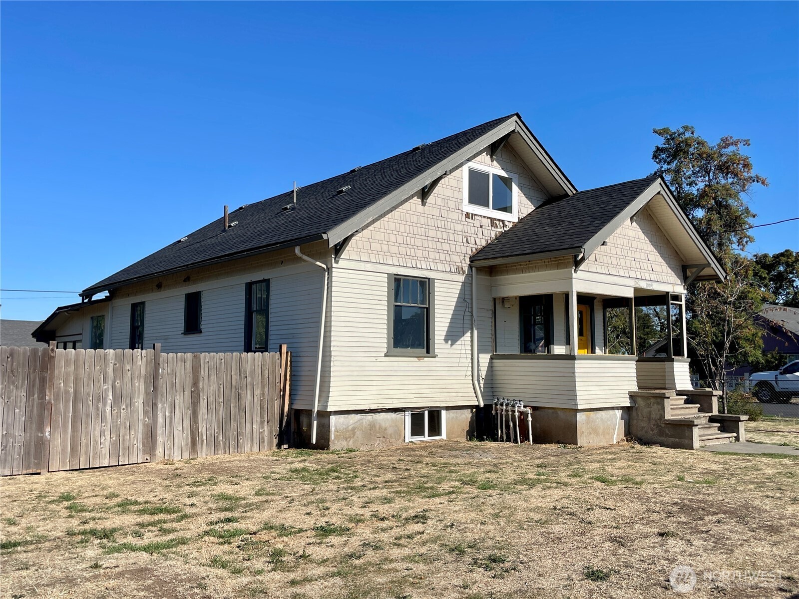 1004 W Willow Street Property Photo 2