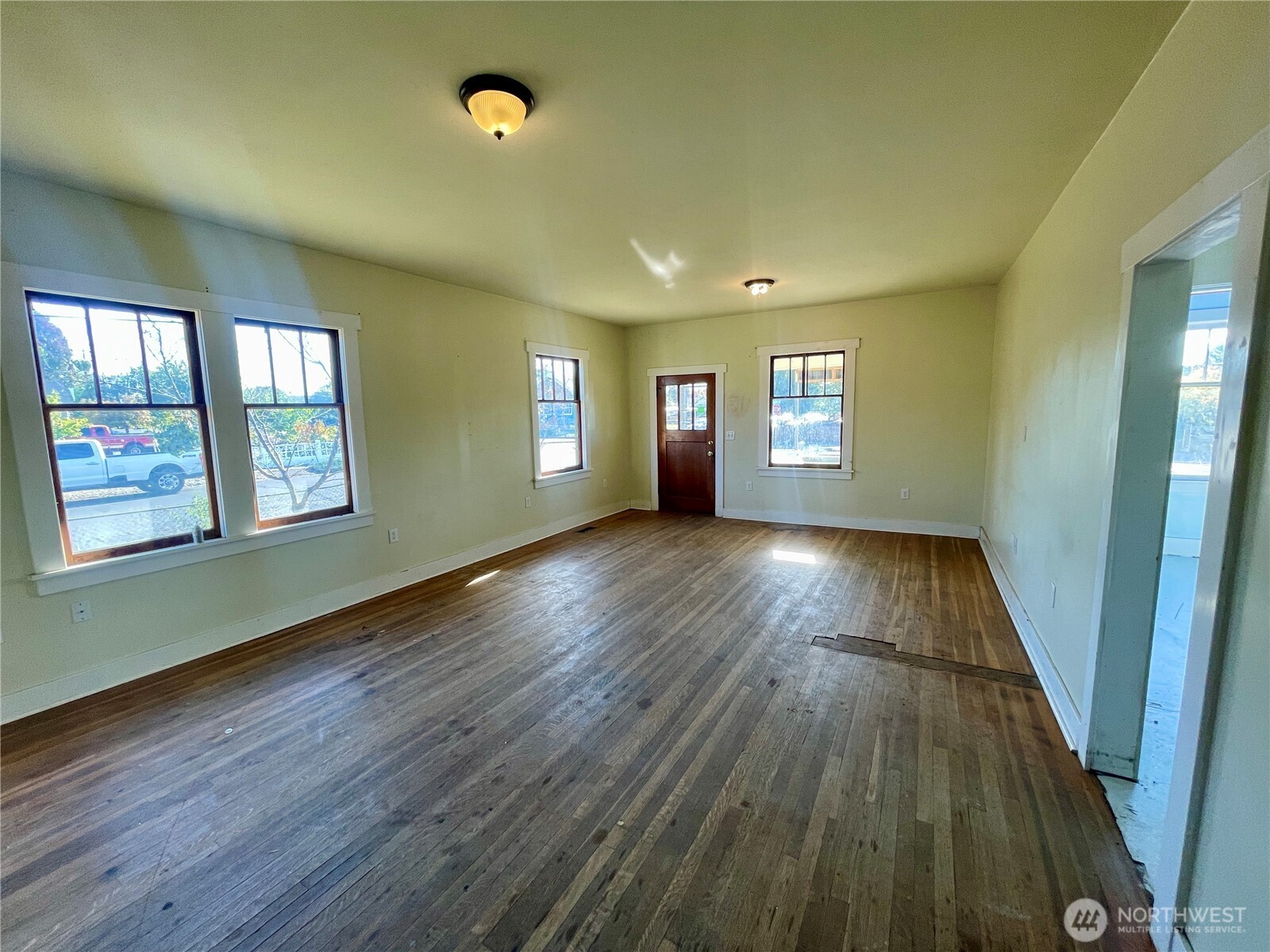 1004 W Willow Street Property Photo 4