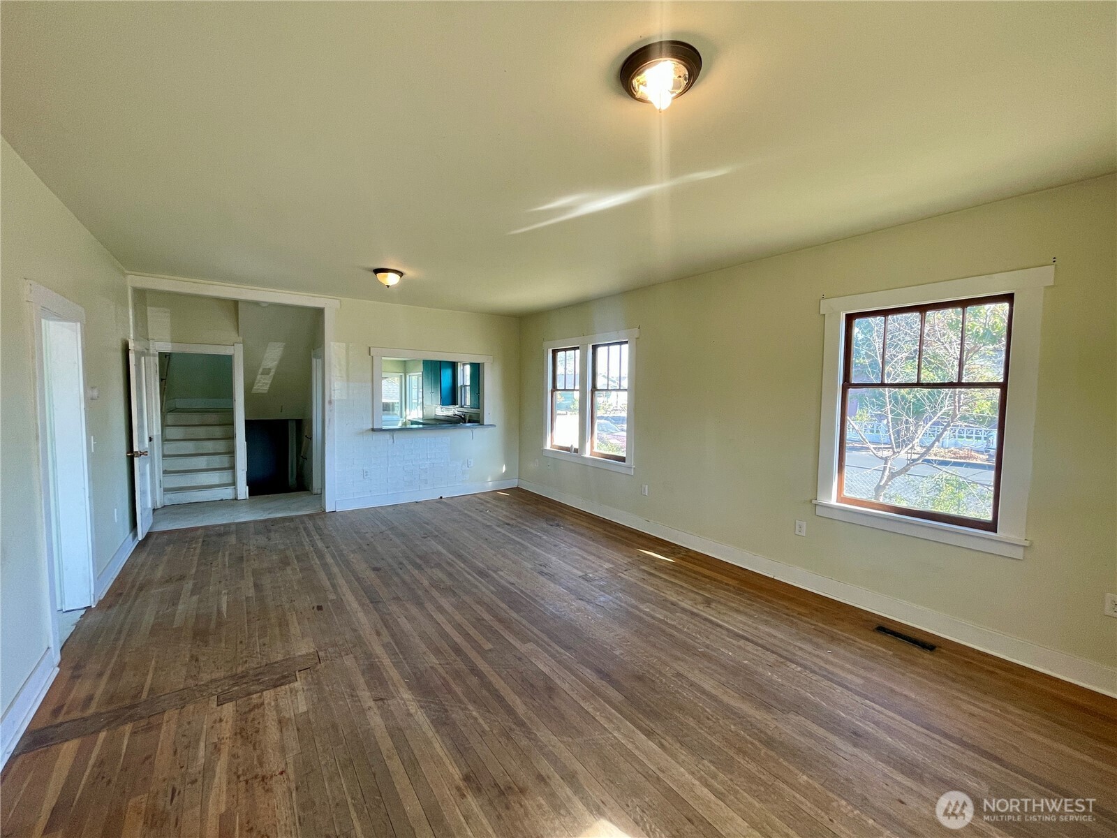 1004 W Willow Street Property Photo 5