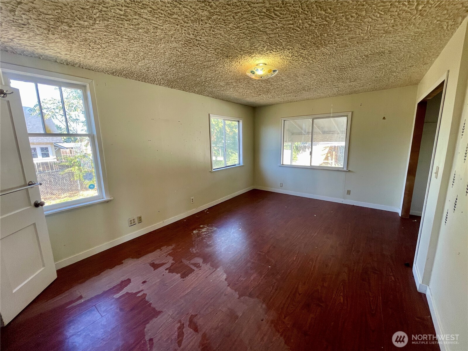 1004 W Willow Street Property Photo 12