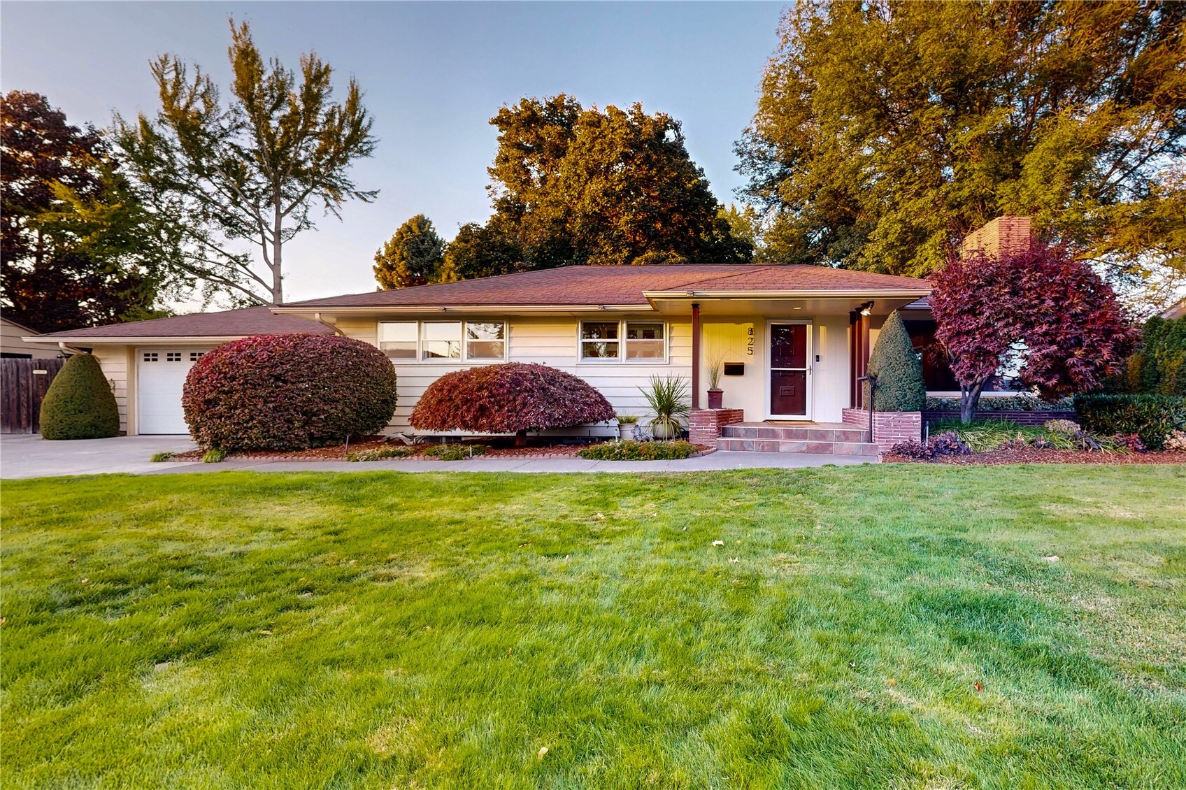 825 Wauna Vista Drive Property Photo 1