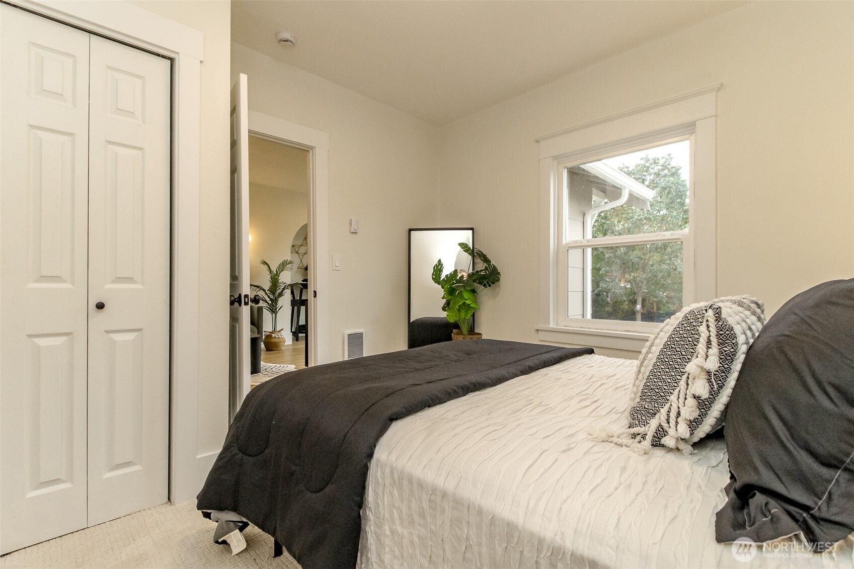 1415 S Grant Avenue Property Photo 10