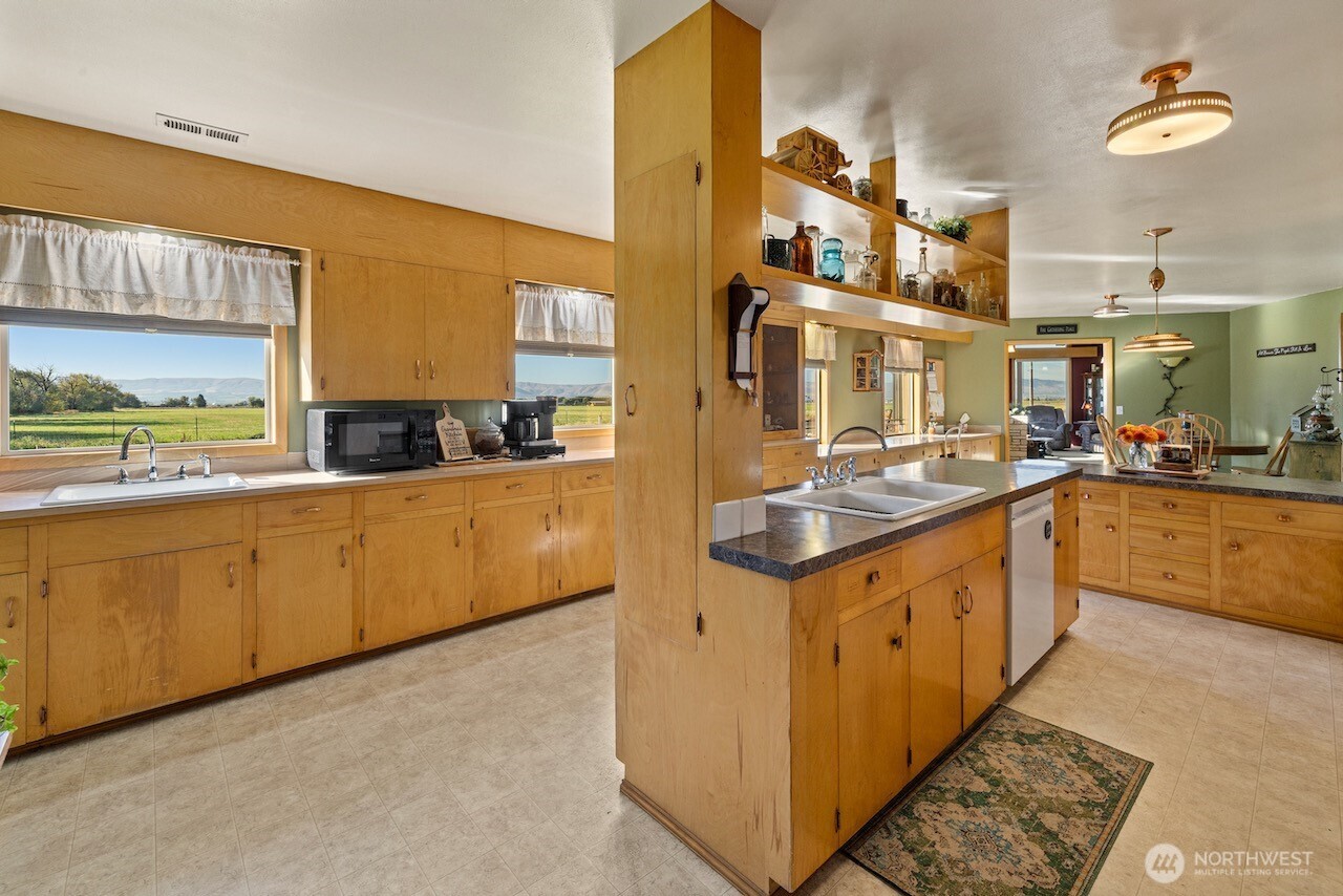 7271 Lyons Road Property Photo 9