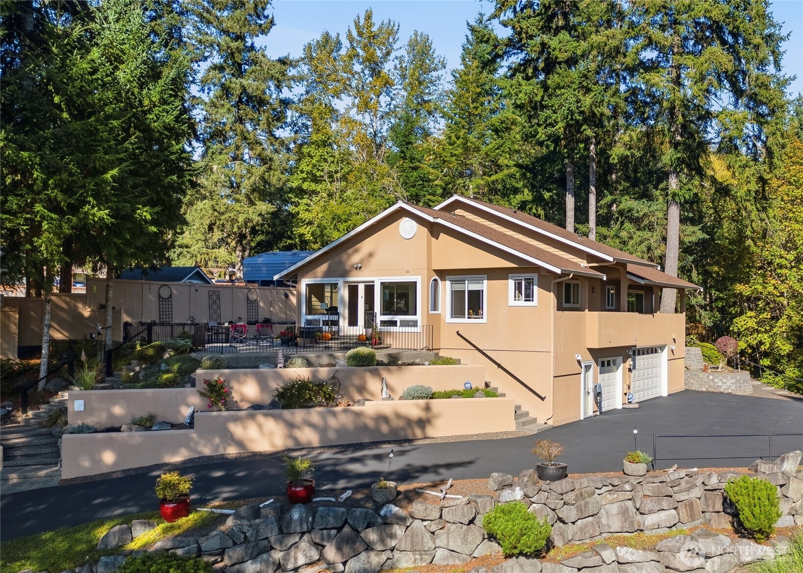 101 Ne Rainbow Place Property Photo 2