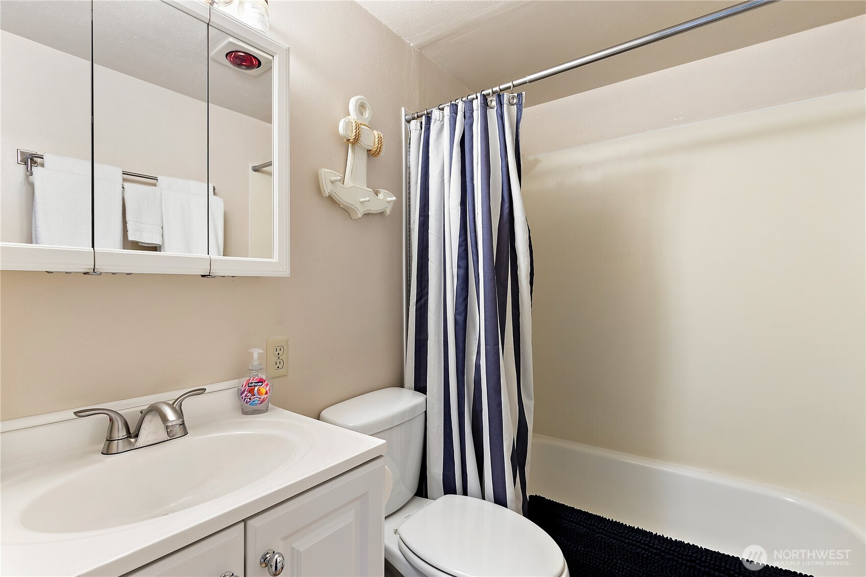 608 E Barbary Road Property Photo 8