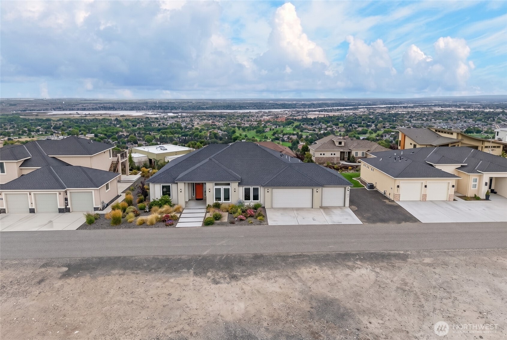 2531 Falconcrest Loop Property Photo 1