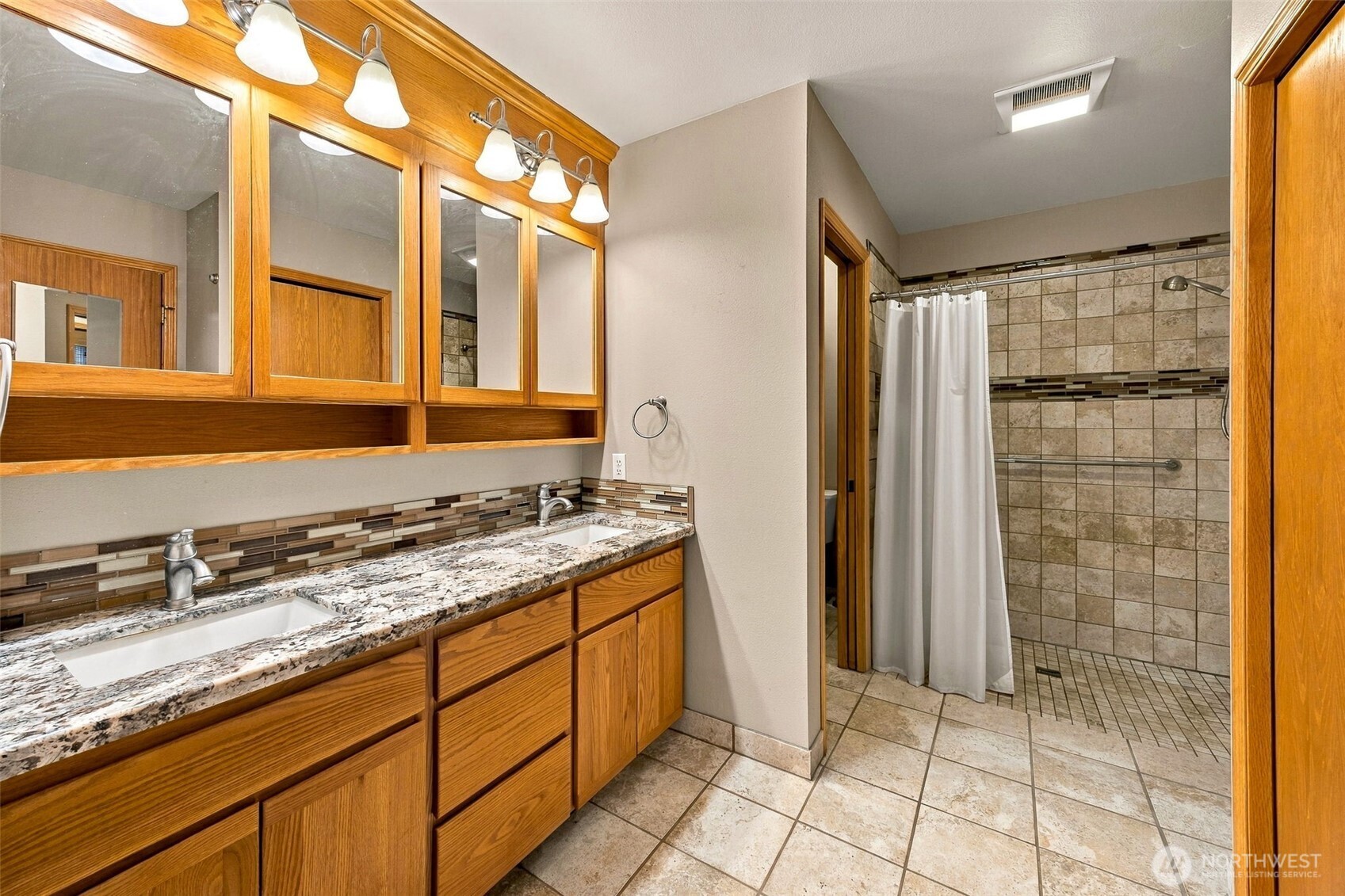 40204 Mountain Highway Property Photo 17