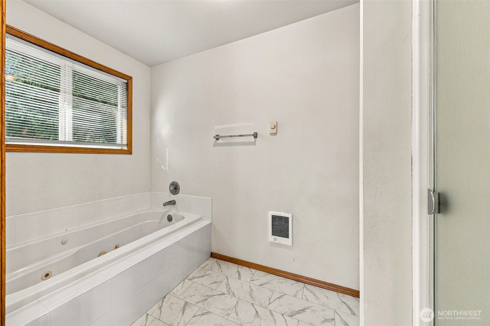 40204 Mountain Highway Property Photo 23