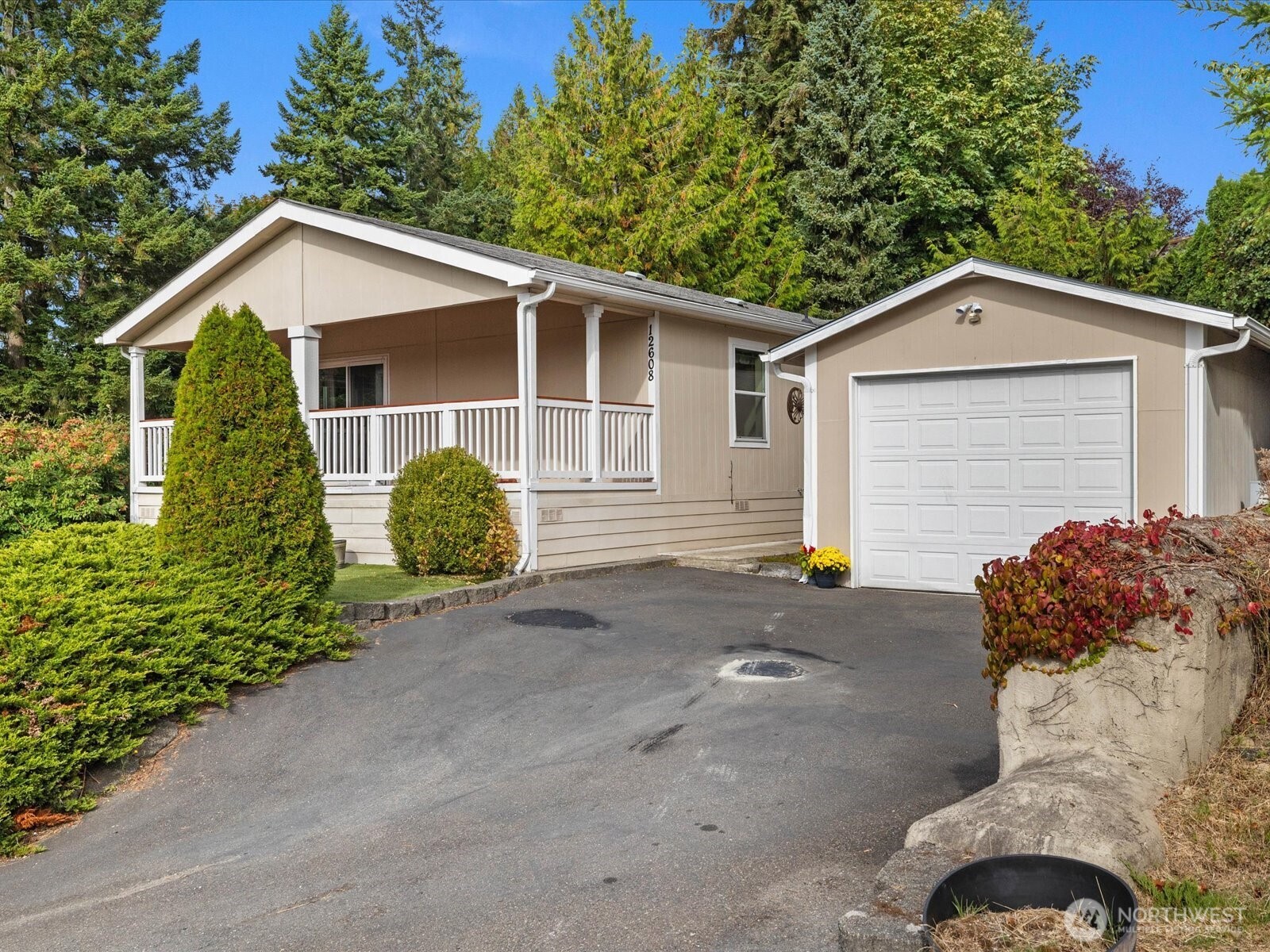 12608 Ne Hollyhills Drive Property Photo 1