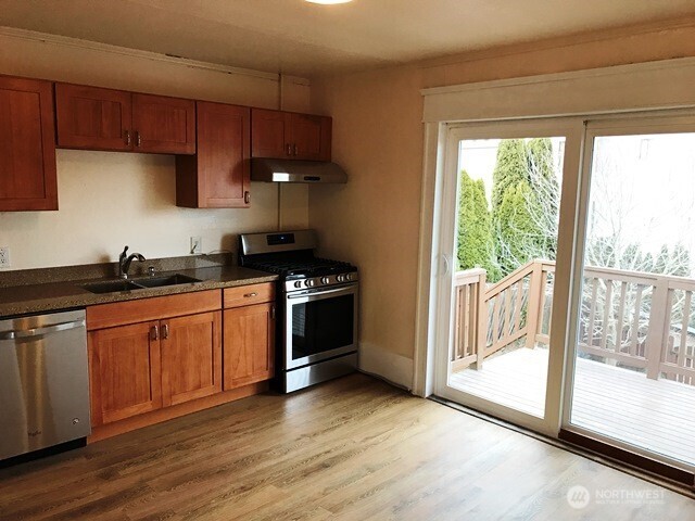 1920 E Jefferson Street B Property Photo 7