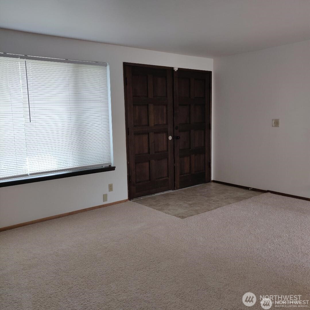 6127 S 126th Place Property Photo 2
