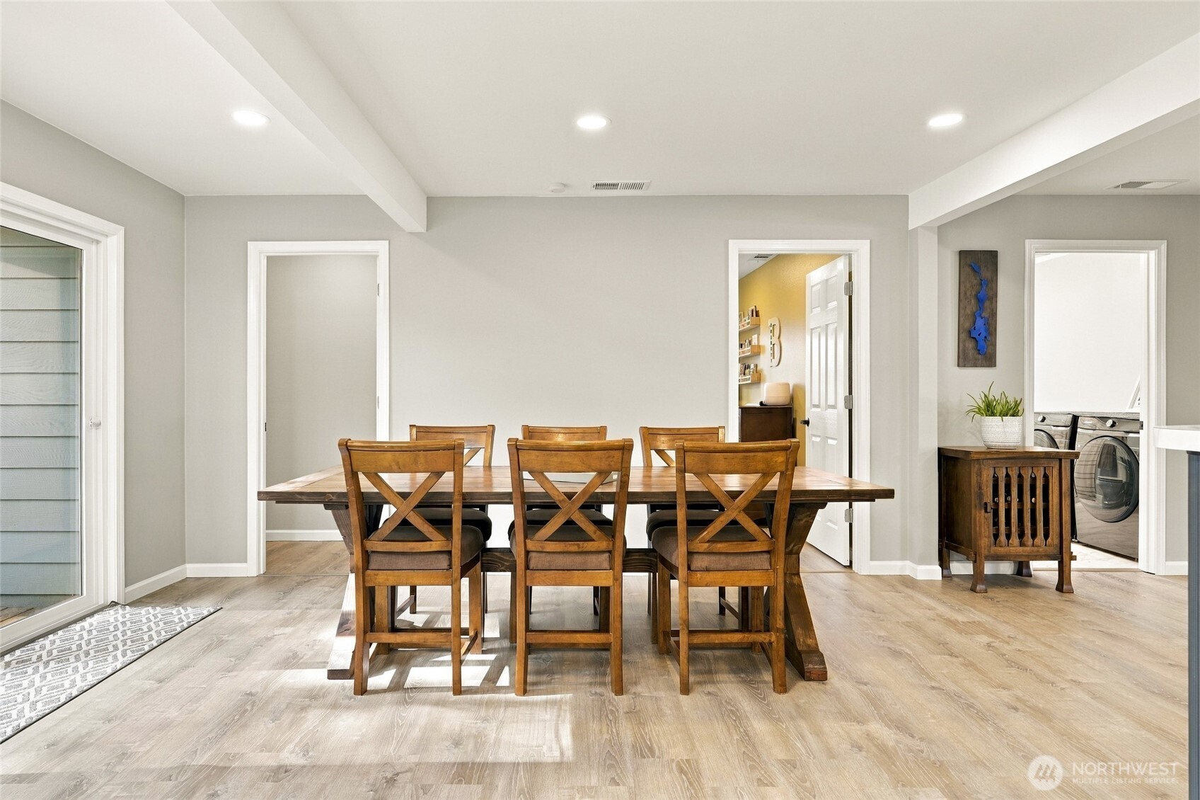 24 E Beech Street Property Photo 9