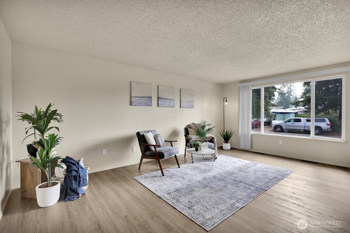 7606 14th Loop Property Photo 5