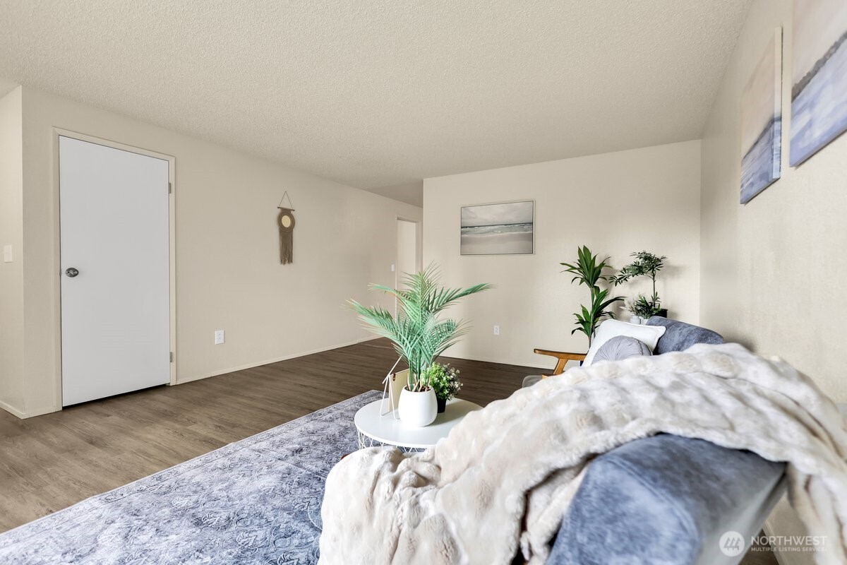 7606 14th Loop Property Photo 6