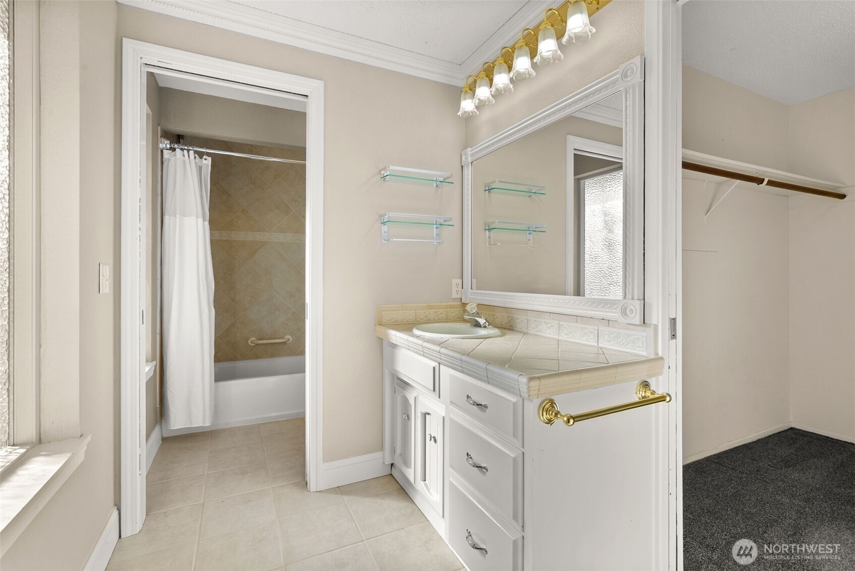 5225 Sleater Kinney Road Property Photo 16