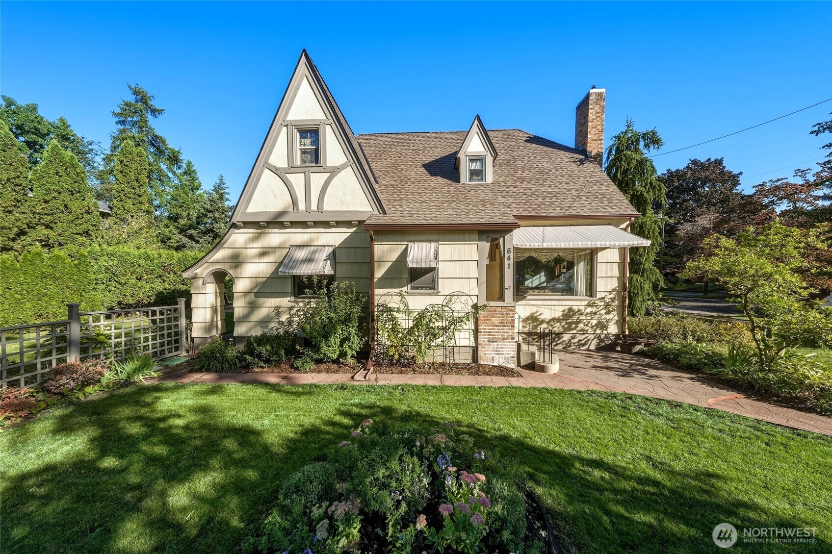 641 University Street Property Photo 1