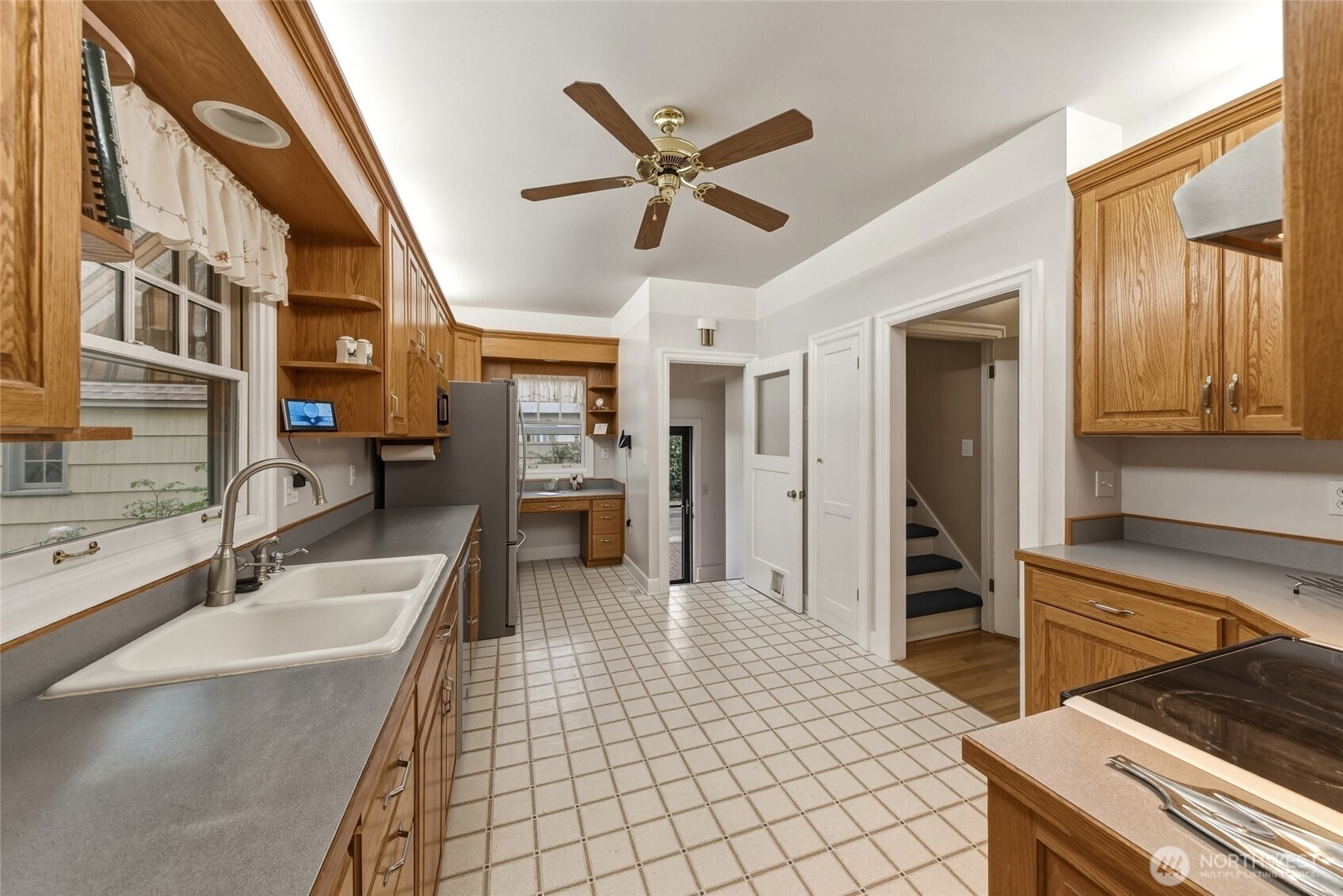 641 University Street Property Photo 10