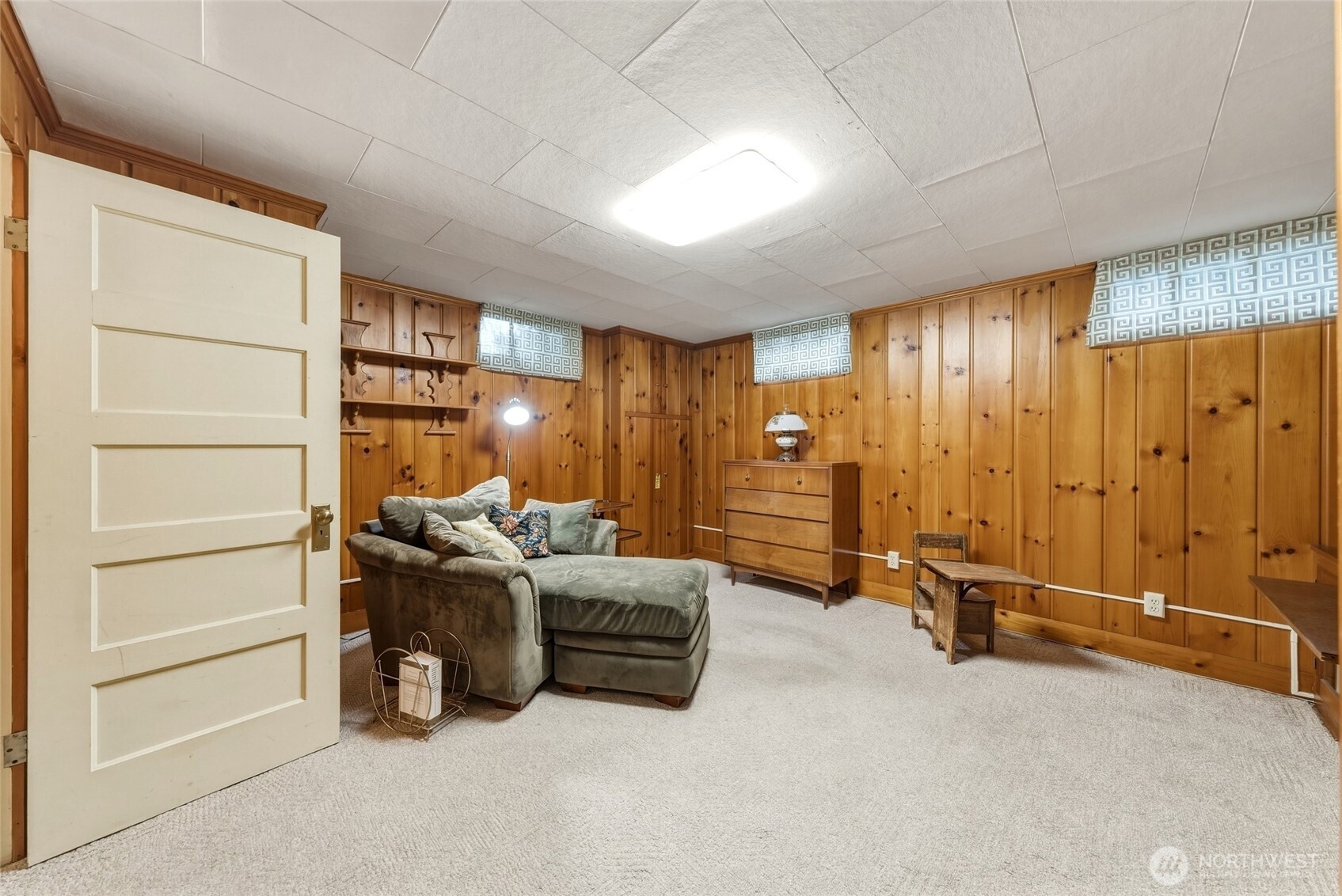 641 University Street Property Photo 27