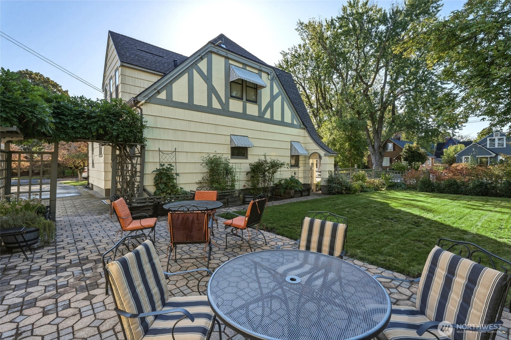 641 University Street Property Photo 35