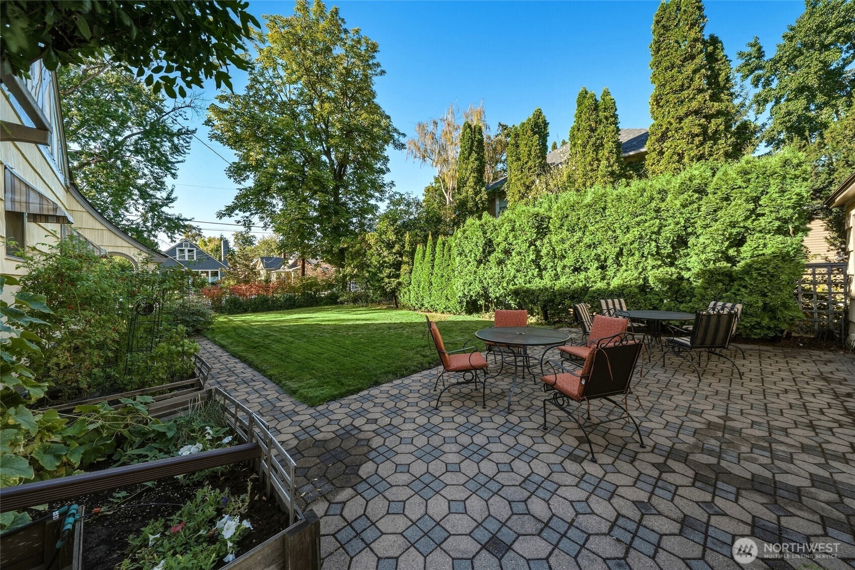 641 University Street Property Photo 36