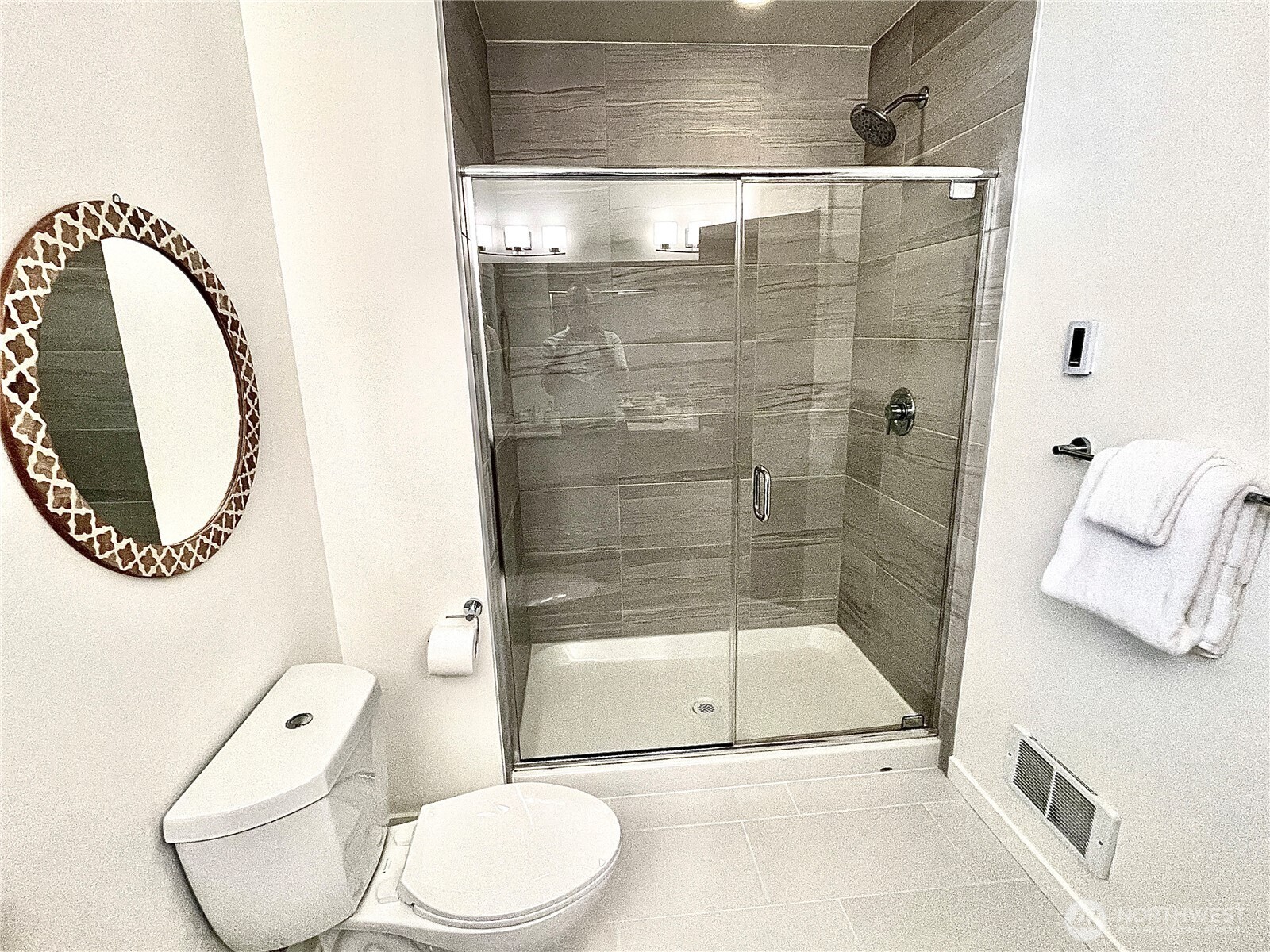 208 16th Avenue E Property Photo 10