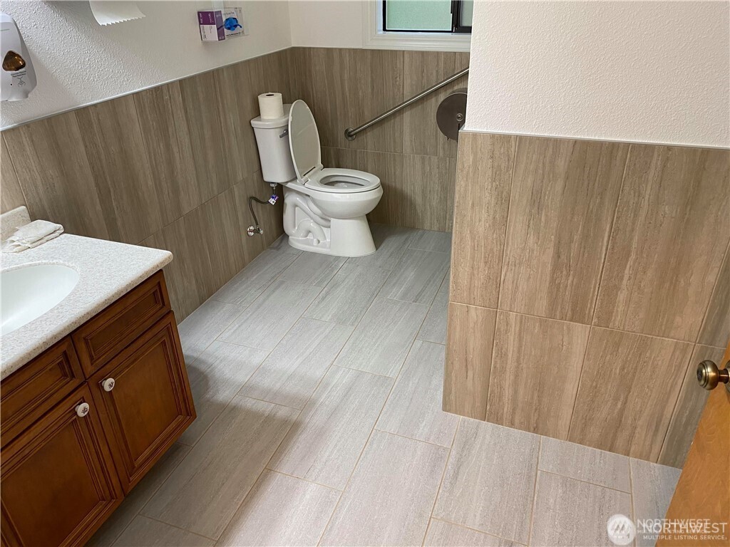 2592019 Property Photo 6