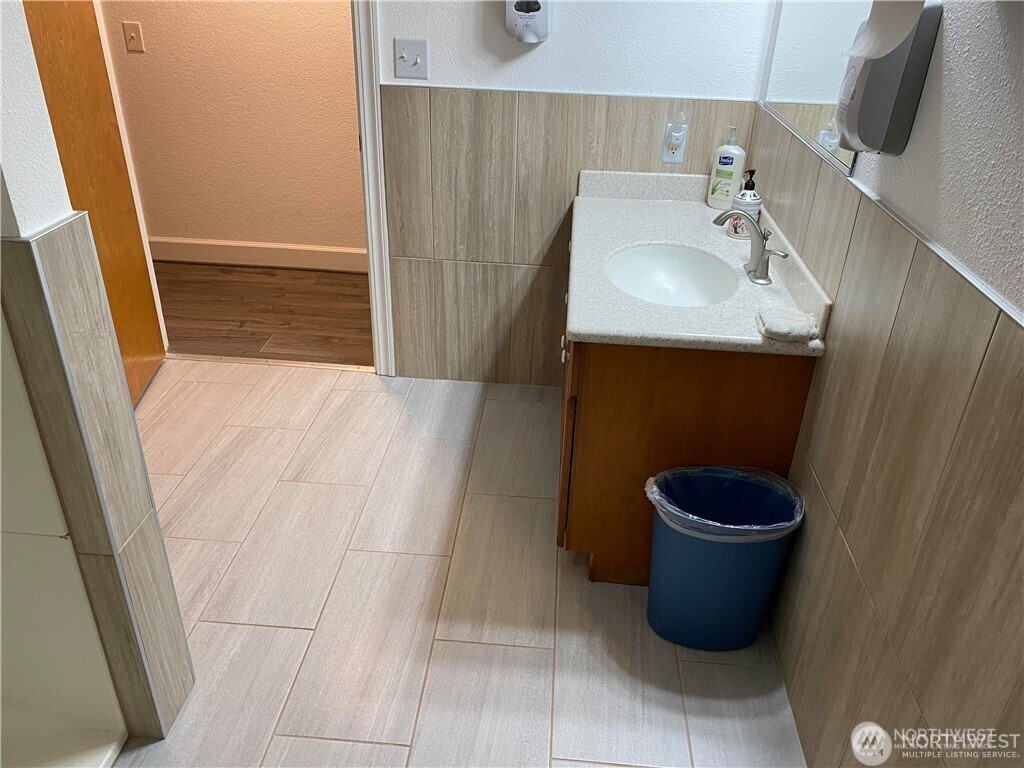 2592019 Property Photo 8