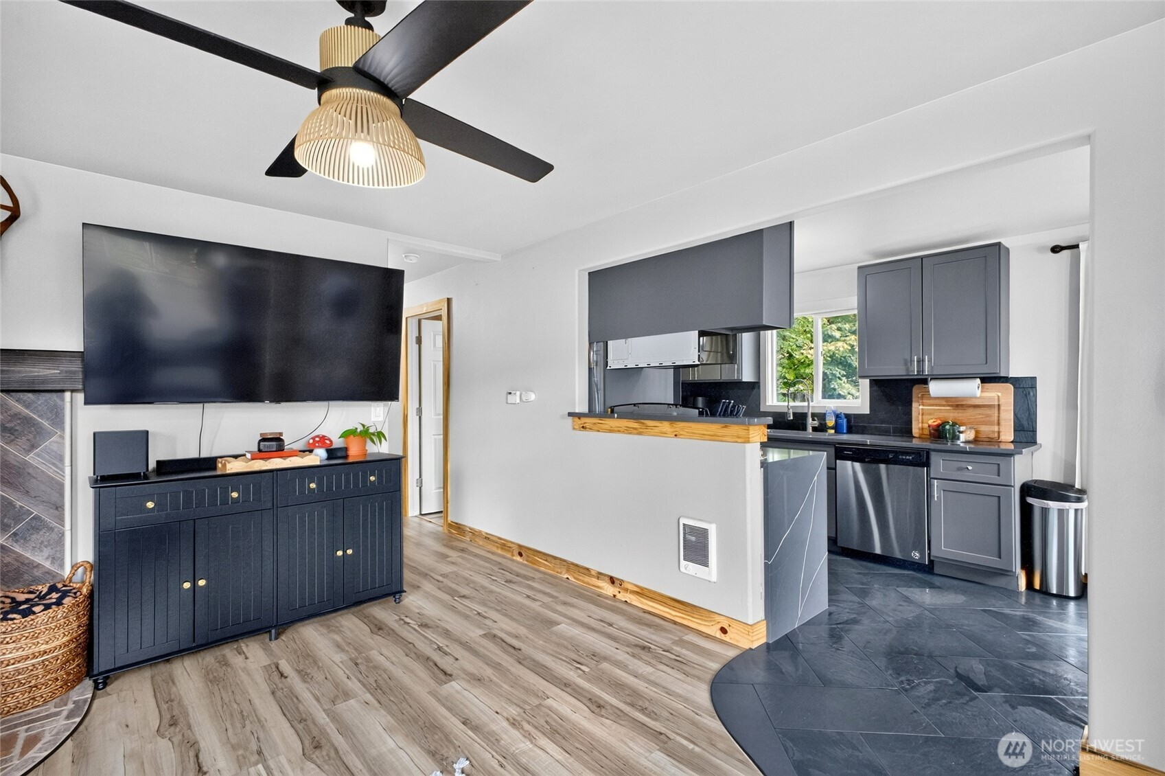 400 Henry St Property Photo 12