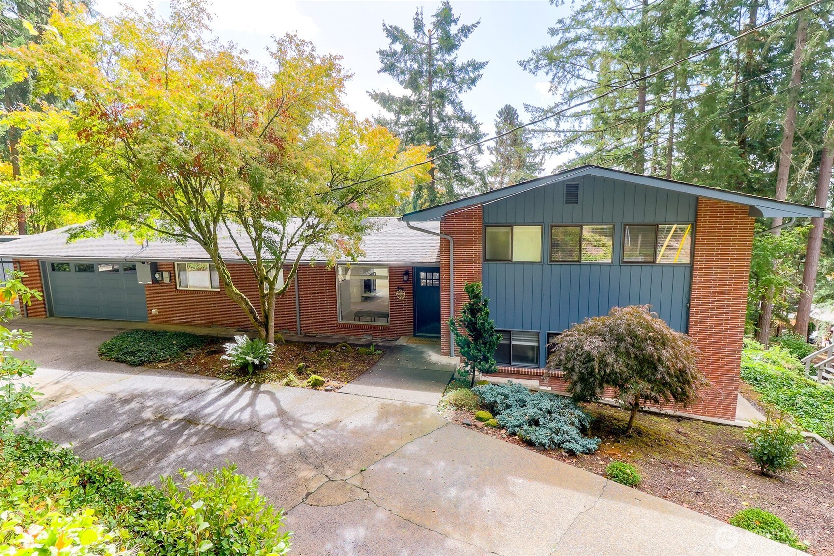 1921 SE Oakview Drive Property Photo 1