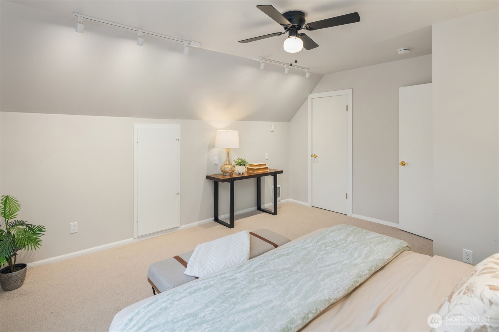 1217 E Washington Avenue Property Photo 18
