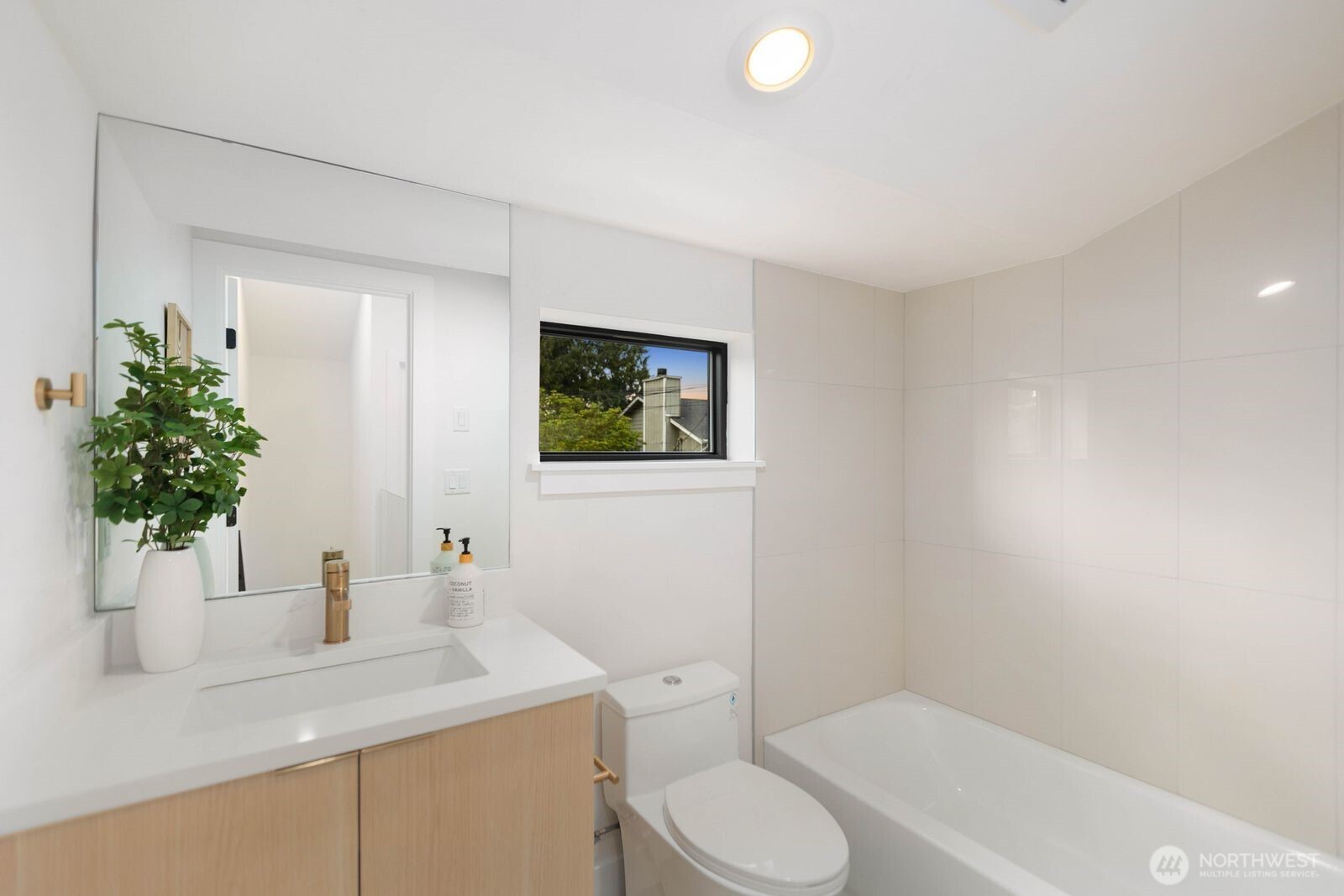 9026 Corliss Avenue Property Photo 12