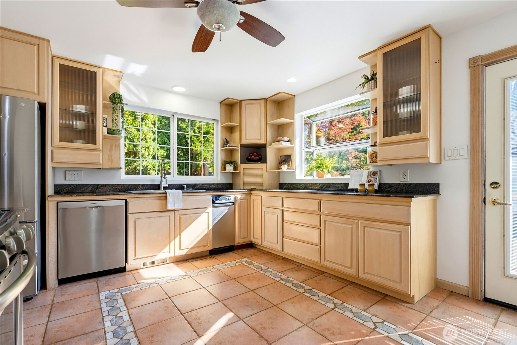 3326 Lakeway Drive Property Photo 8