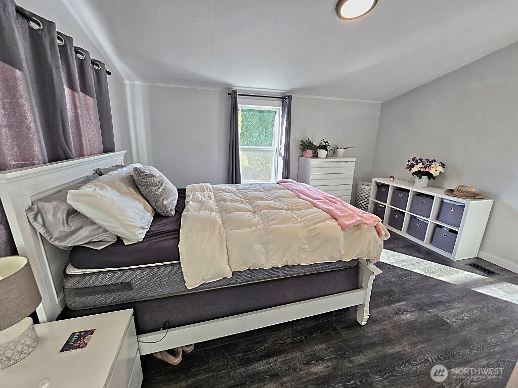 1525 Linwood Avenue Property Photo 9