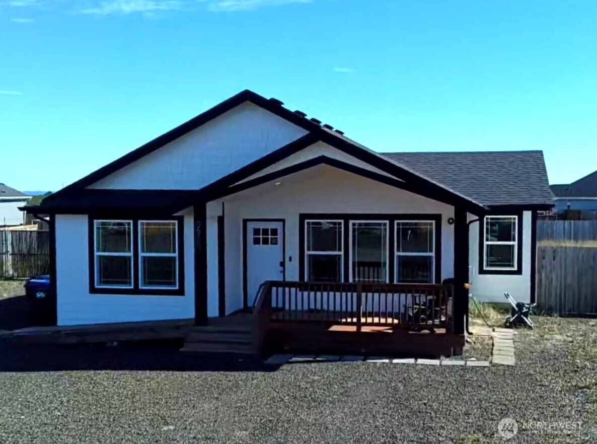 995 Alida Court Property Photo 3