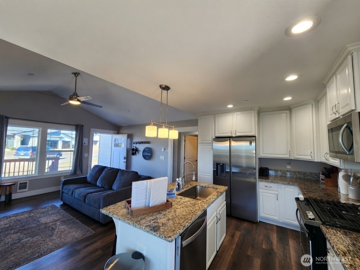 995 Alida Court Property Photo 10