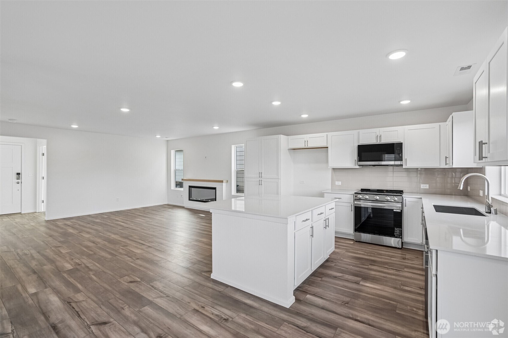 9933 Ferns Loop Property Photo 18
