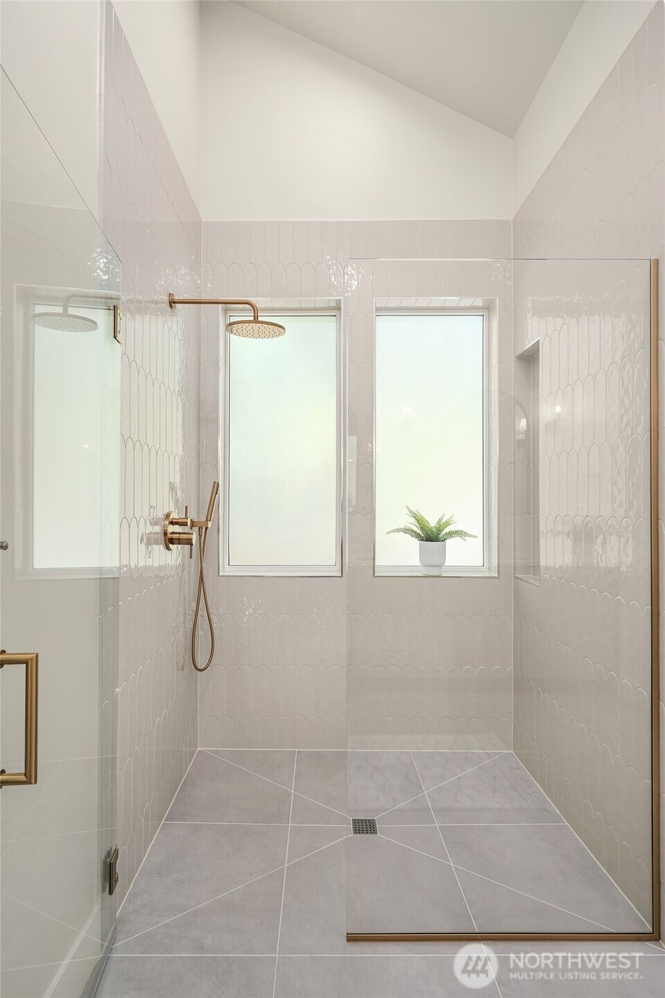 18607 B 104th Avenue Property Photo 9