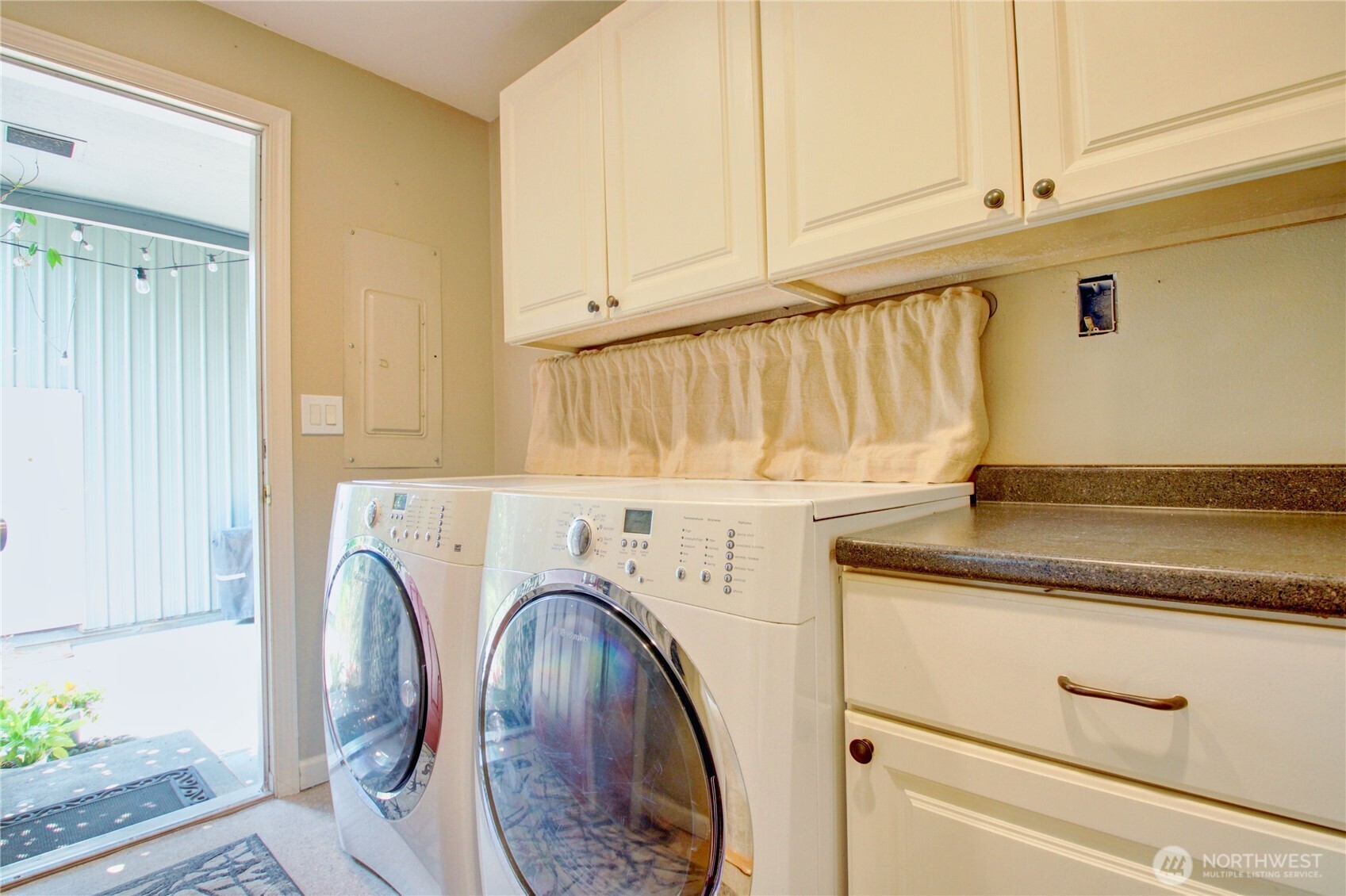 21213 Plaza Drive Property Photo 24