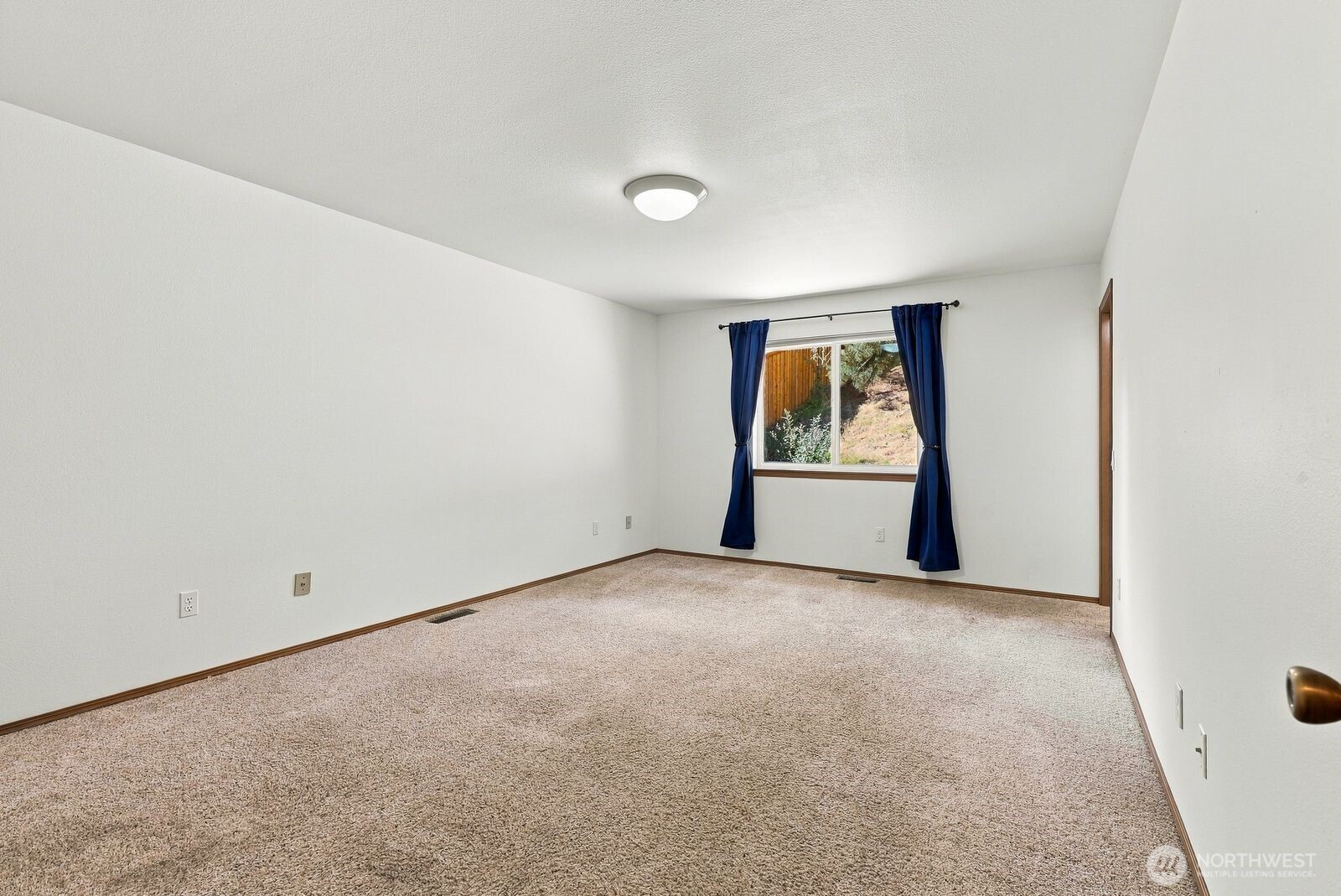 701 N Willow Street Property Photo 23