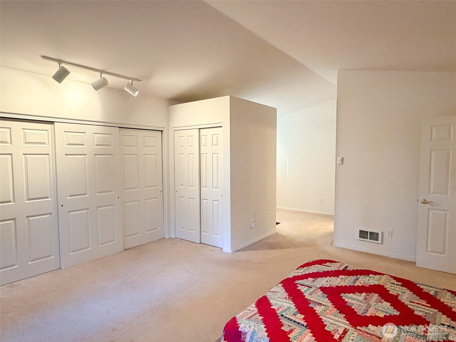 1344 Hancock Street Property Photo 21