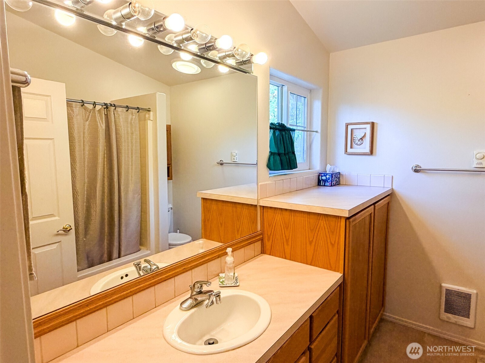 1344 Hancock Street Property Photo 24