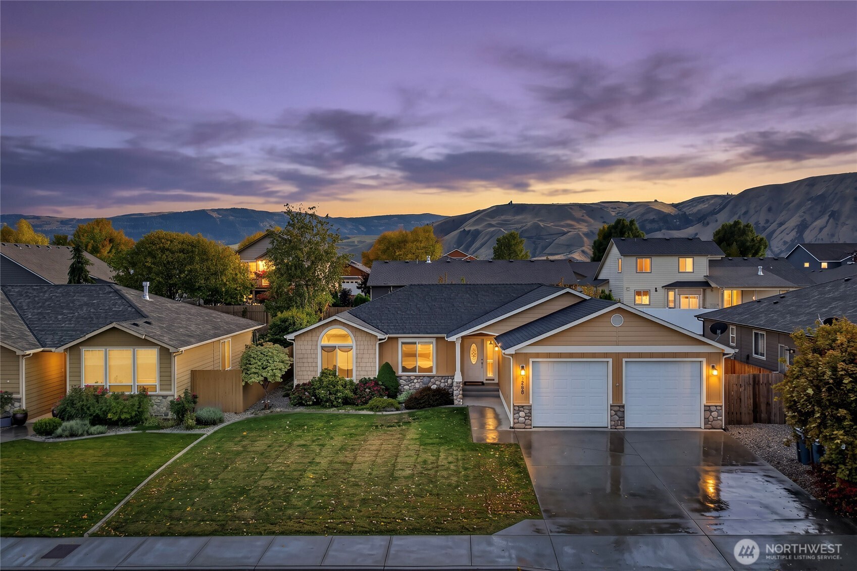 1386 Boulder Loop Property Photo 1