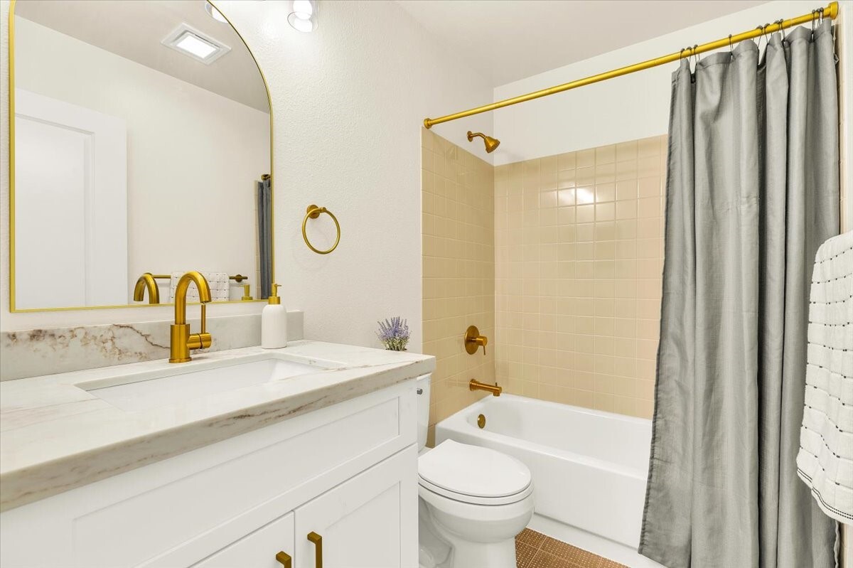 16020 Village Green Drive B Property Photo 23