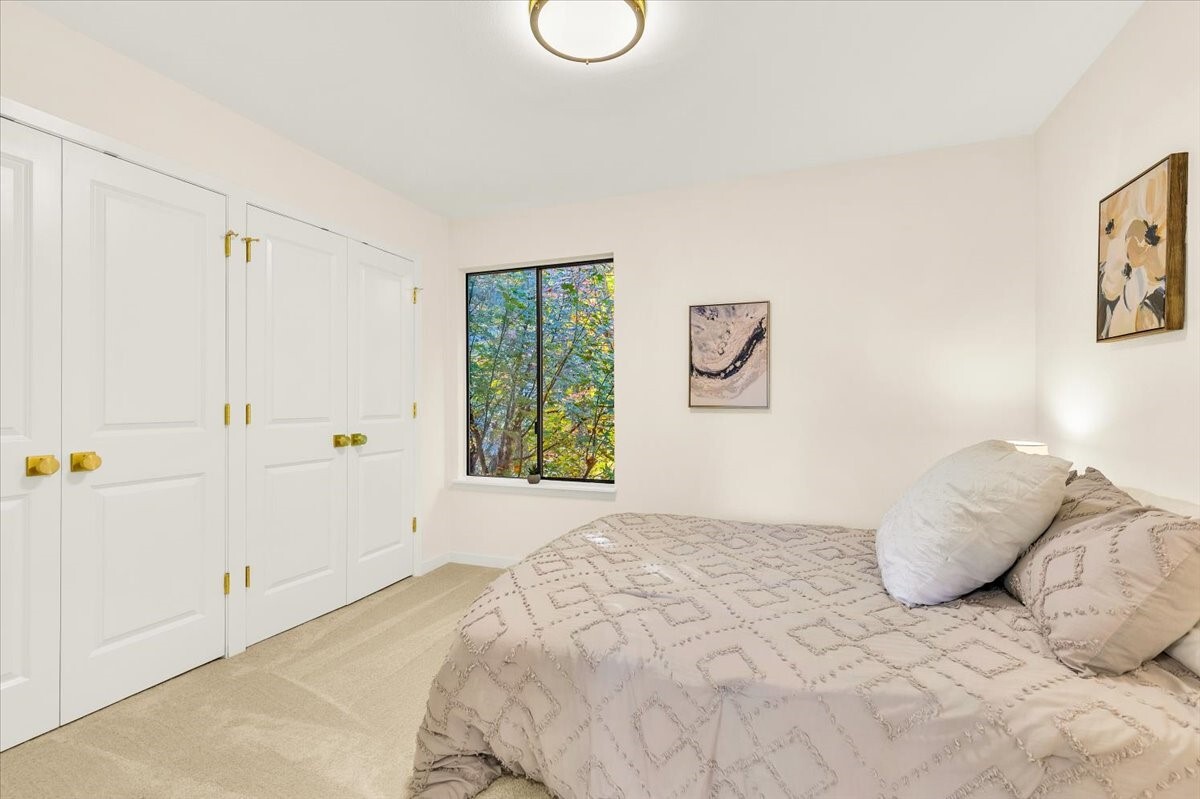 16020 Village Green Drive B Property Photo 24