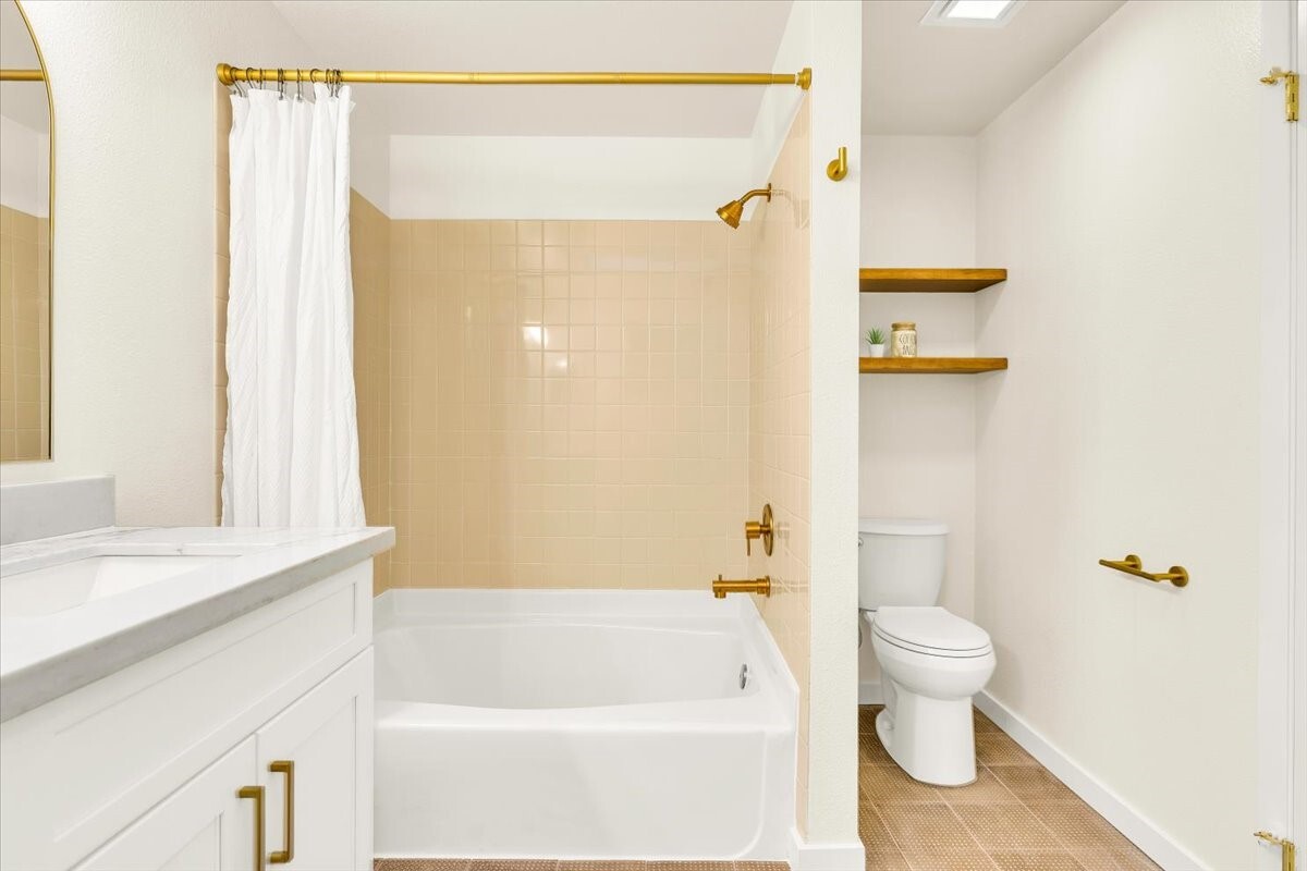 16020 Village Green Drive B Property Photo 31