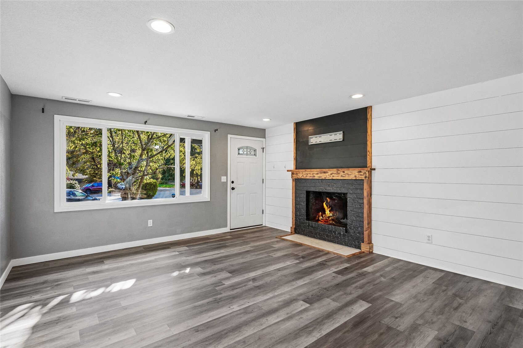 1919 67th Place Property Photo 4