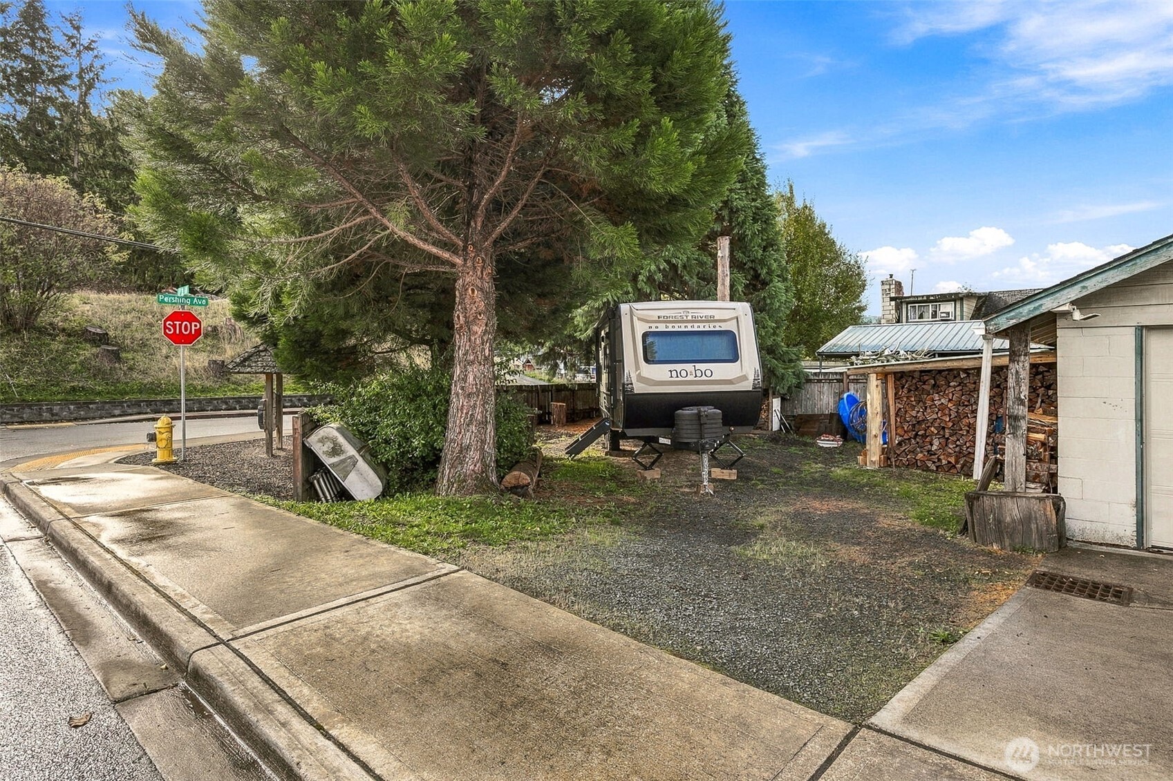 300 Standford Avenue Property Photo 33