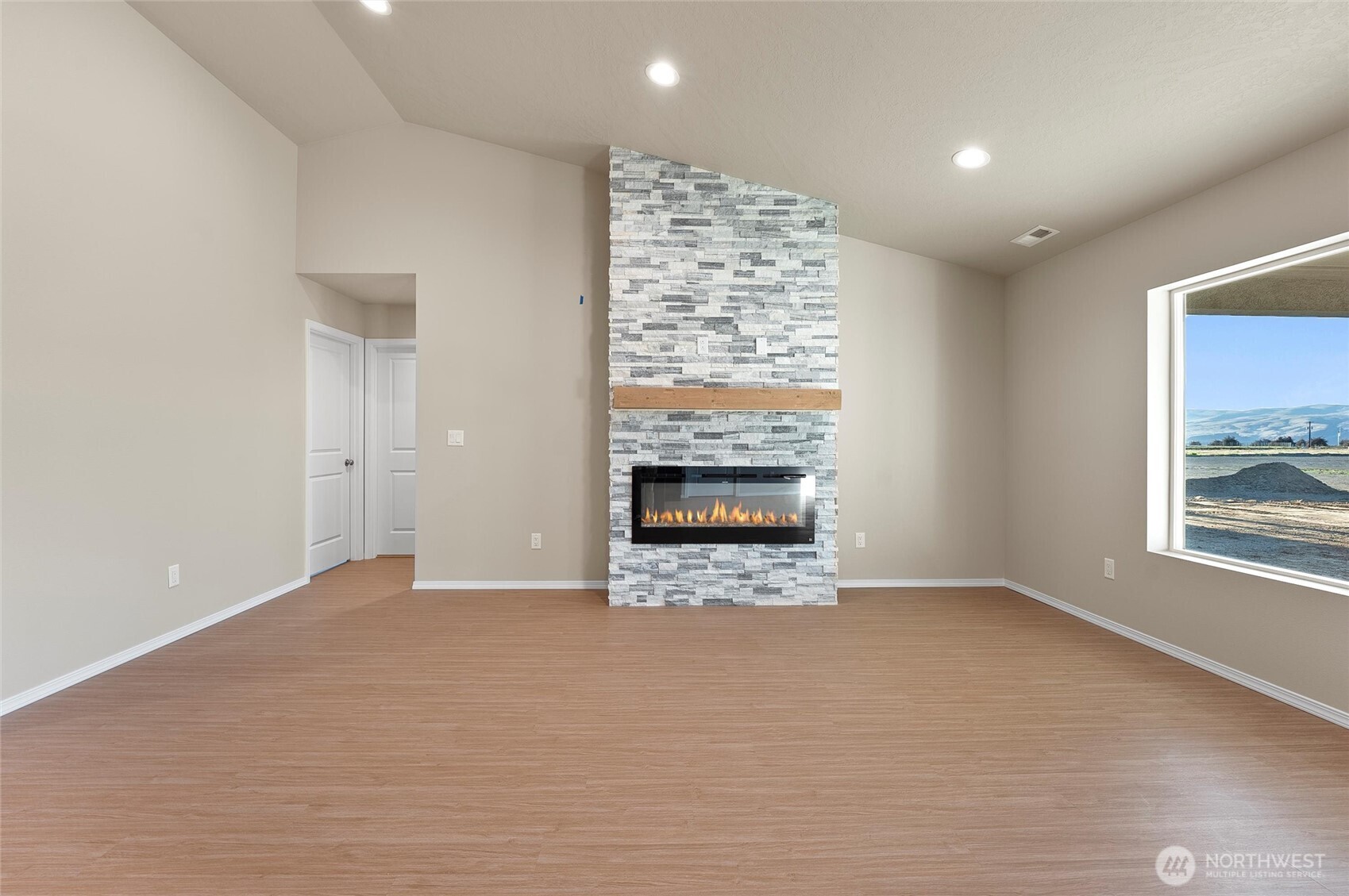 219 Poplar Street Property Photo 4